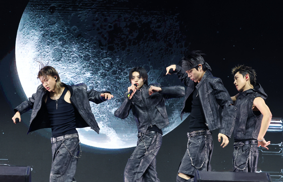 롱샷, 첫 데뷔 무대 '문워킨'