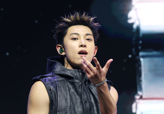 률, 여유 넘치는 데뷔 무대