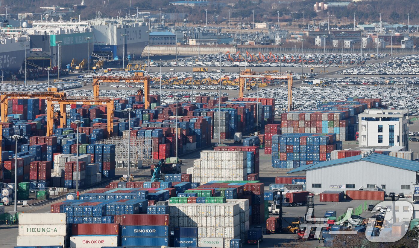 본문 이미지 - 미국 연방대법원이 도널드 트럼프 행정부가 국제긴급경제권한법(IEEPA)에 근거해 부과한 상호관세에 대한 최종 결정을 이르면 오는 14일(현지시간) 발표할 것으로 예상된다. 사진은 13일 경기 평택시 포승읍 평택항에 수출용 차량이 세워져 있는 모습.   2026.1.13 ⓒ 뉴스1 김영운 기자