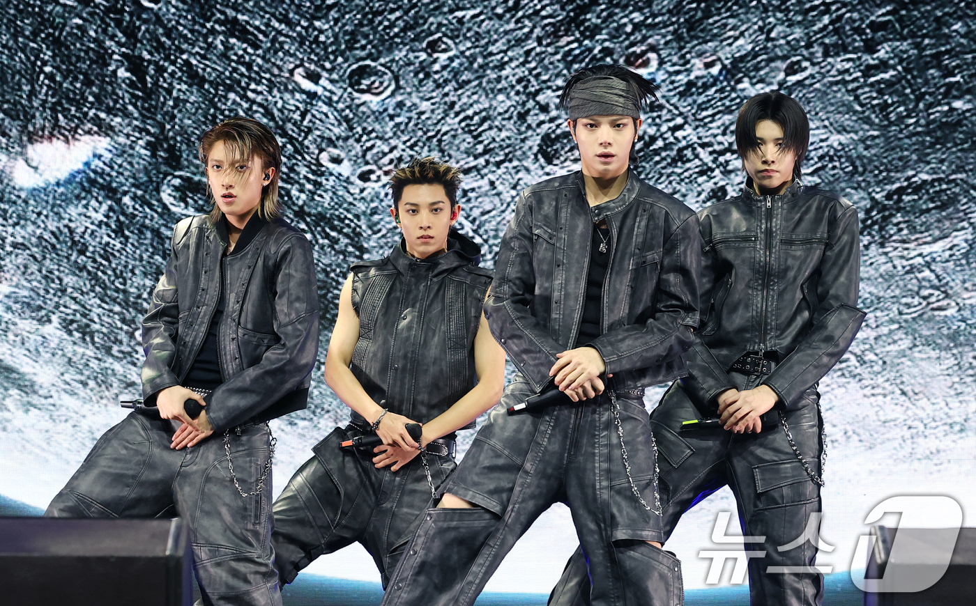 (서울=뉴스1) 권현진 기자 = 그룹 롱샷(LNGSHOT)의 오율, 률, 우진, 루이가 13일 서울 영등포구 명화라이브홀에서 가진 데뷔 EP '샷 콜러스'(SHOT CALLERS) …