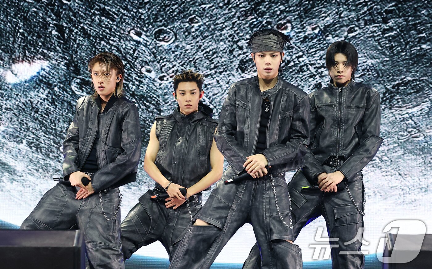 본문 이미지 - 그룹 롱샷(LNGSHOT)의 오율, 률, 우진, 루이가 13일 서울 영등포구 명화라이브홀에서 가진 데뷔 EP '샷 콜러스'(SHOT CALLERS) 발매 쇼케이스에서 타이틀 곡 '문워킨'(Moonwalkin)을 선보이고 있다. 2026.1.13/뉴스1 ⓒ News1 권현진 기자