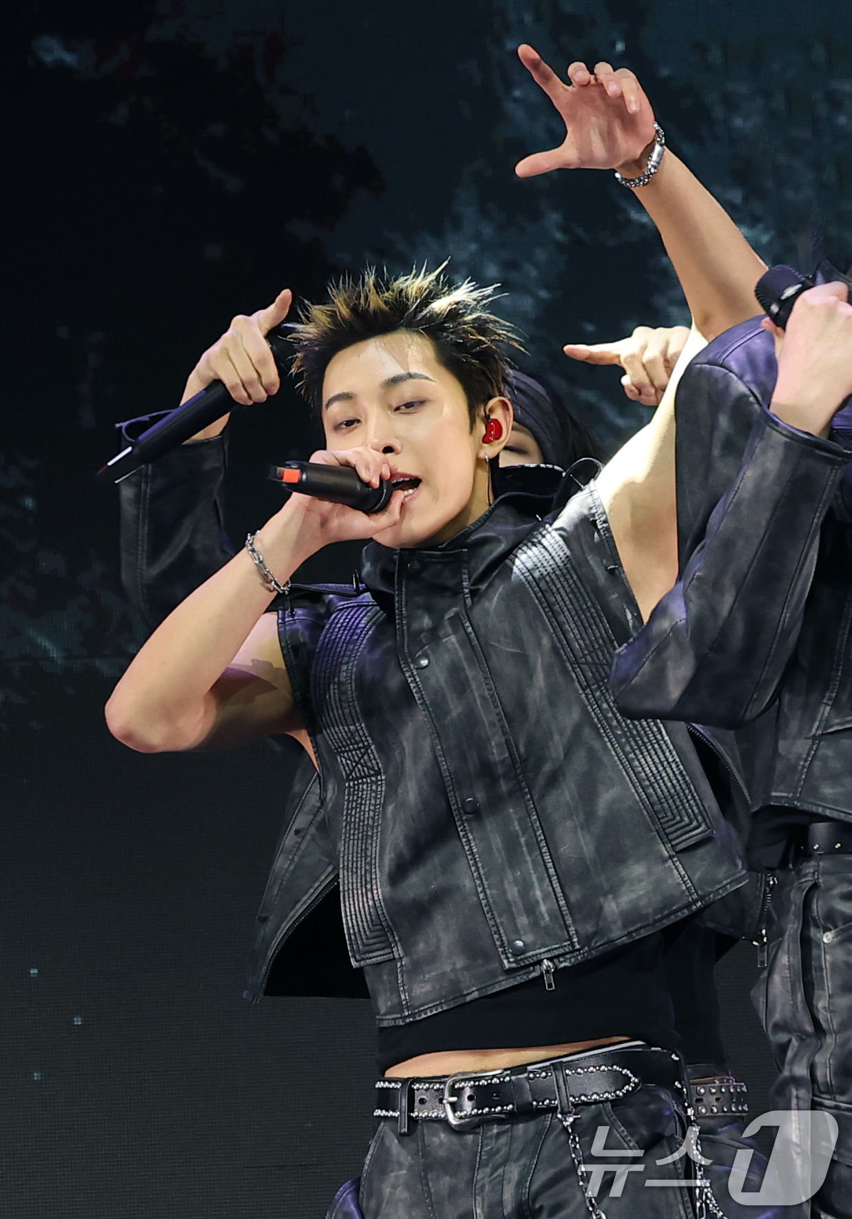 (서울=뉴스1) 권현진 기자 = 그룹 롱샷(LNGSHOT)의 률이 13일 서울 영등포구 명화라이브홀에서 가진 데뷔 EP '샷 콜러스'(SHOT CALLERS) 발매 쇼케이스에서 타 …