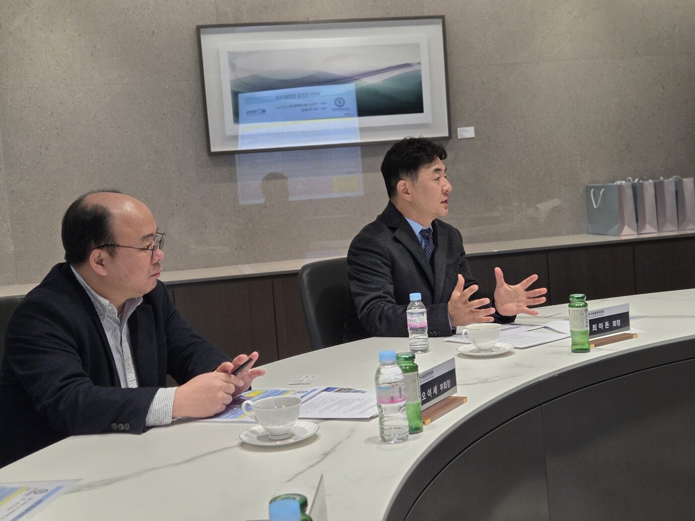 본문 이미지 - '반려동물 제품 품질안전 인증사업' 추진을 위한 실무회의에 참석한 한국동물병원협회 오이세 부회장(왼쪽), 최이돈 회장 ⓒ 뉴스1