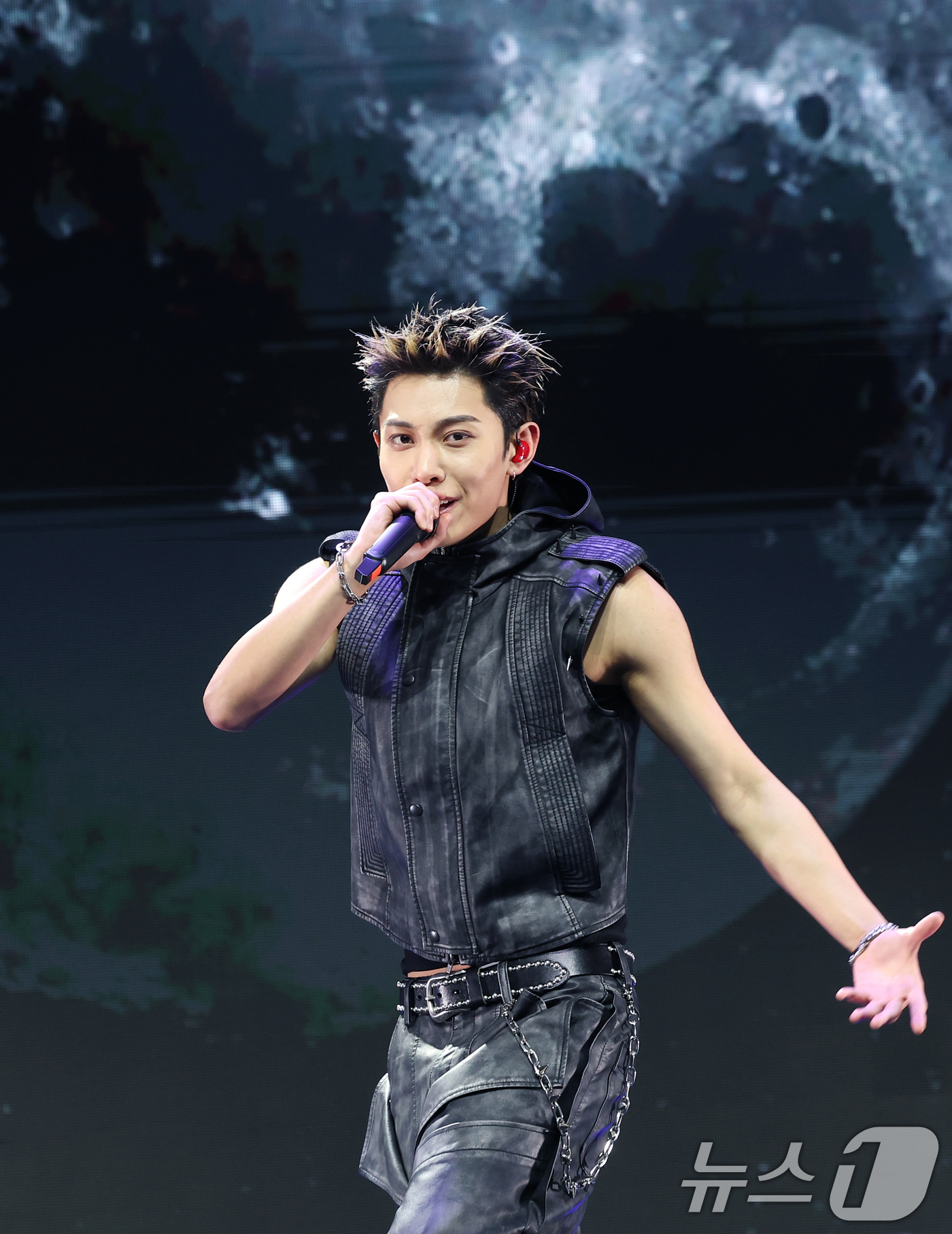 (서울=뉴스1) 권현진 기자 = 그룹 롱샷(LNGSHOT)의 률이 13일 서울 영등포구 명화라이브홀에서 가진 데뷔 EP '샷 콜러스'(SHOT CALLERS) 발매 쇼케이스에서 타 …