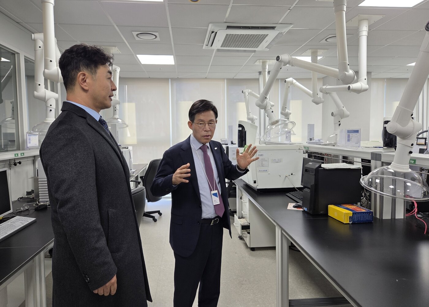 본문 이미지 - 이상락 코티티시험연구원장(오른쪽)이 코티티 시험 시설을 견학하며 최이돈 한국동물병원협회 회장에게 설명하고 있다. ⓒ 뉴스1 한송아 기자