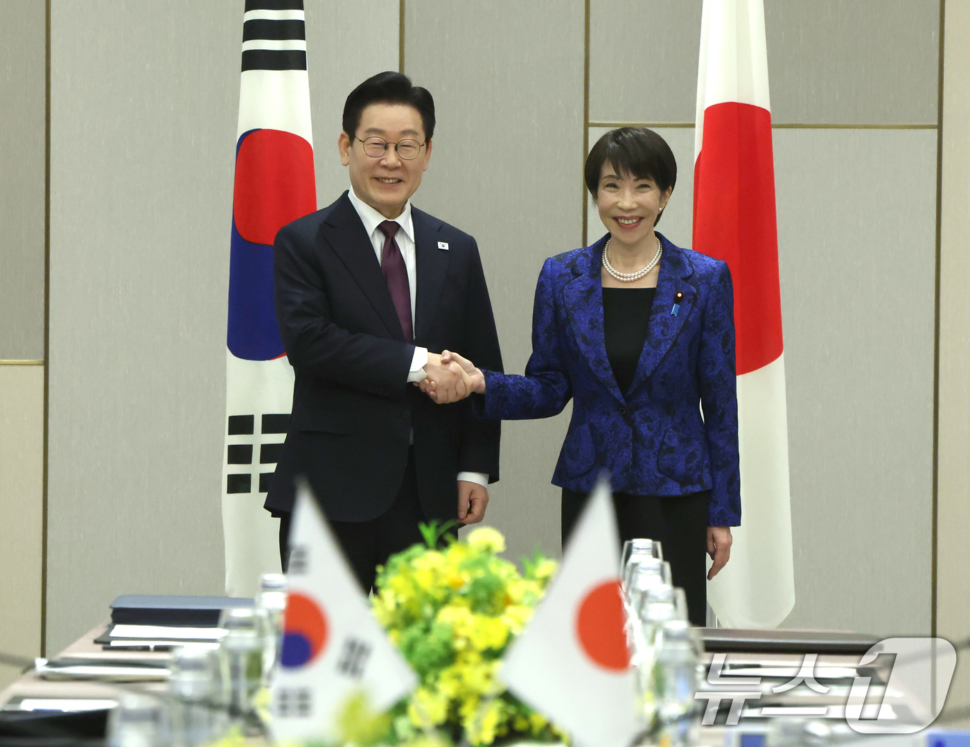 (나라(일본)=뉴스1) 이재명 기자 = 이재명 대통령과 다카이치 사나에 일본 총리가 13일 일본 나라현 회담장에서 열린 확대 회담에 앞서 악수하고 있다. 2026.1.13/뉴스1