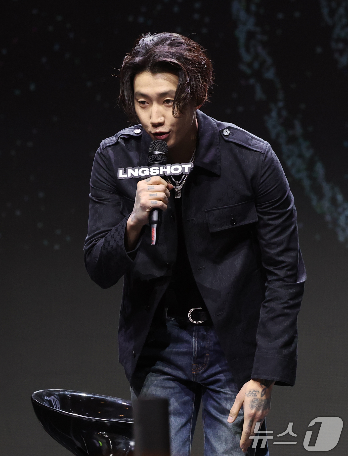 (서울=뉴스1) 권현진 기자 = 가수 박재범이 13일 서울 영등포구 명화라이브홀에서 열린 롱샷 데뷔 EP '샷 콜러스'(SHOT CALLERS) 발매 쇼케이스에 참석해 인사를 하고 …