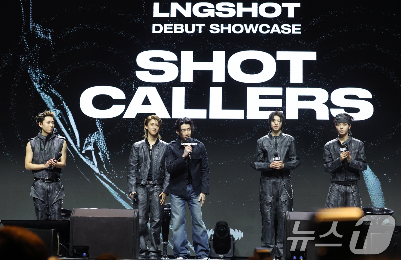 (서울=뉴스1) 권현진 기자 = 가수 박재범(왼쪽 세번째)이 13일 서울 영등포구 명화라이브홀에서 열린 롱샷 데뷔 EP '샷 콜러스'(SHOT CALLERS) 발매 쇼케이스에 참석 …