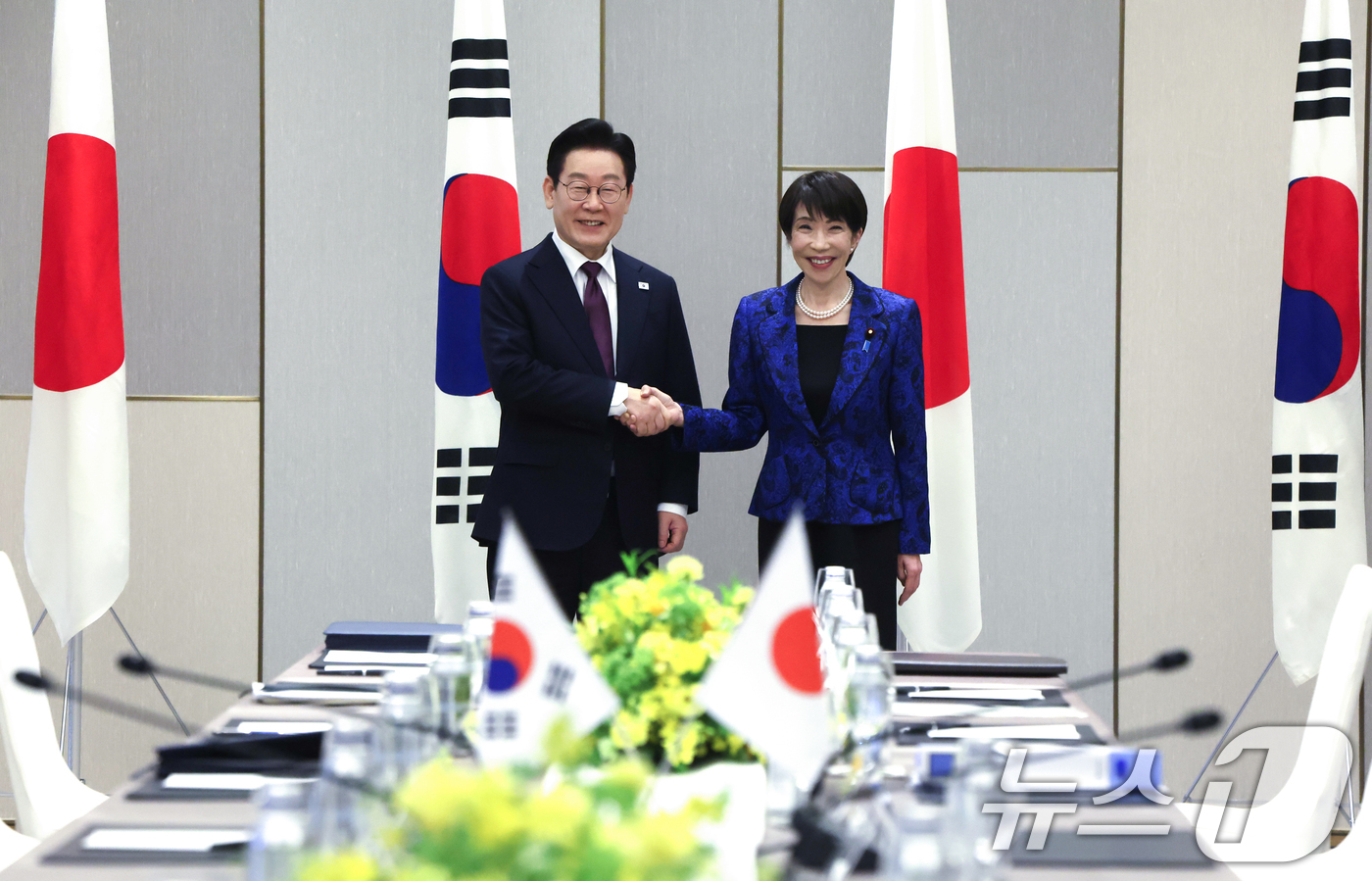 (나라(일본)=뉴스1) 이재명 기자 = 이재명 대통령과 다카이치 사나에 일본 총리가 13일 일본 나라현 회담장에서 열린 확대 회담에 앞서 악수하고 있다. 2026.1.13/뉴스1