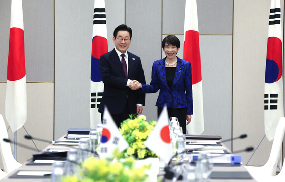 악수하는 한일 정상