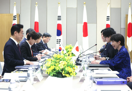 다카이치 일본 총리와 회담하는 이재명 대통령