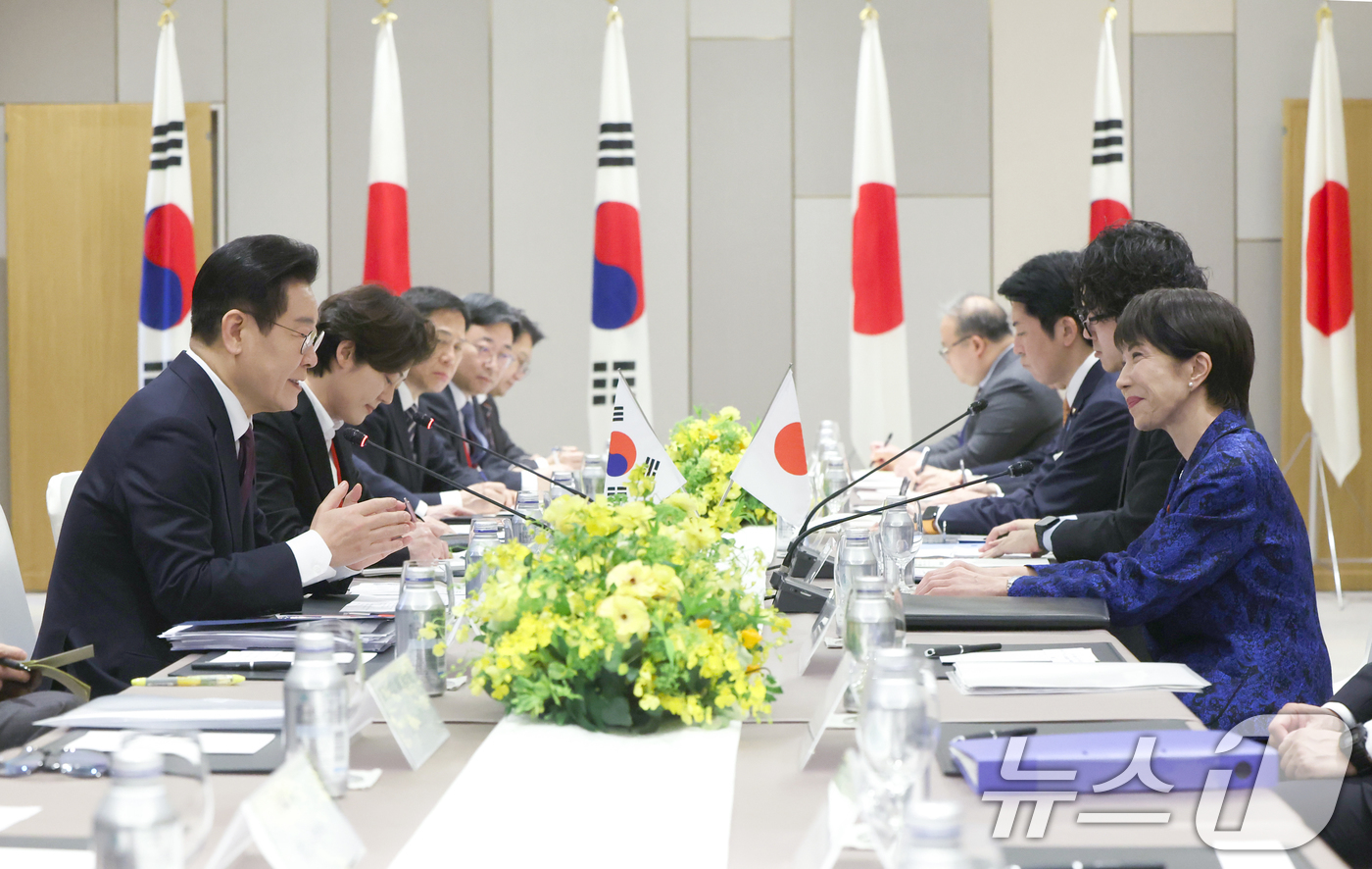 (나라(일본)=뉴스1) 이재명 기자 = 이재명 대통령과 다카이치 사나에 일본 총리가 13일 일본 나라현 회담장에서 확대 회담을 하고 있다. 2026.1.13/뉴스1