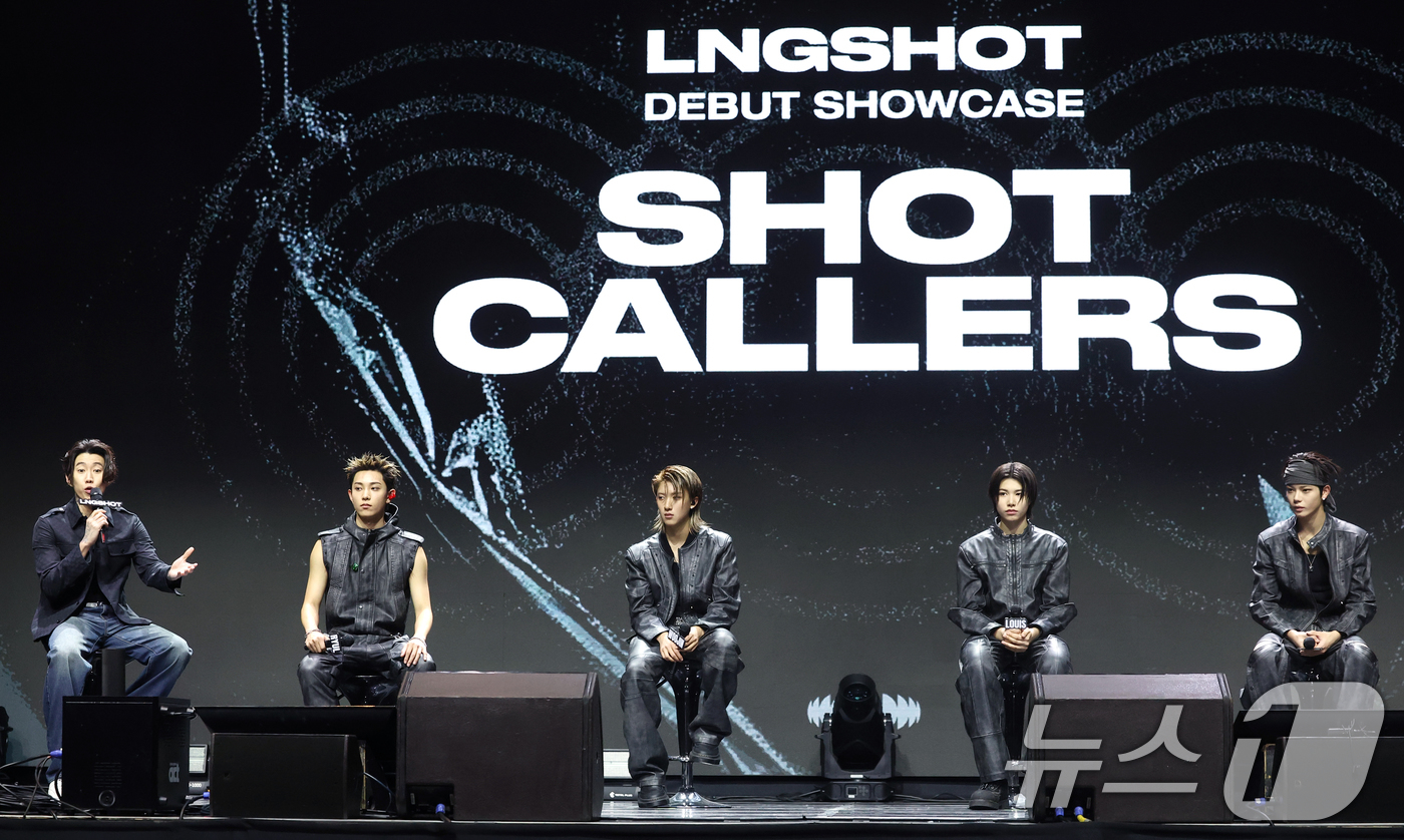 (서울=뉴스1) 권현진 기자 = 가수 박재범(왼쪽)이 13일 서울 영등포구 명화라이브홀에서 열린 롱샷 데뷔 EP '샷 콜러스'(SHOT CALLERS) 발매 쇼케이스에 참석해 자신 …