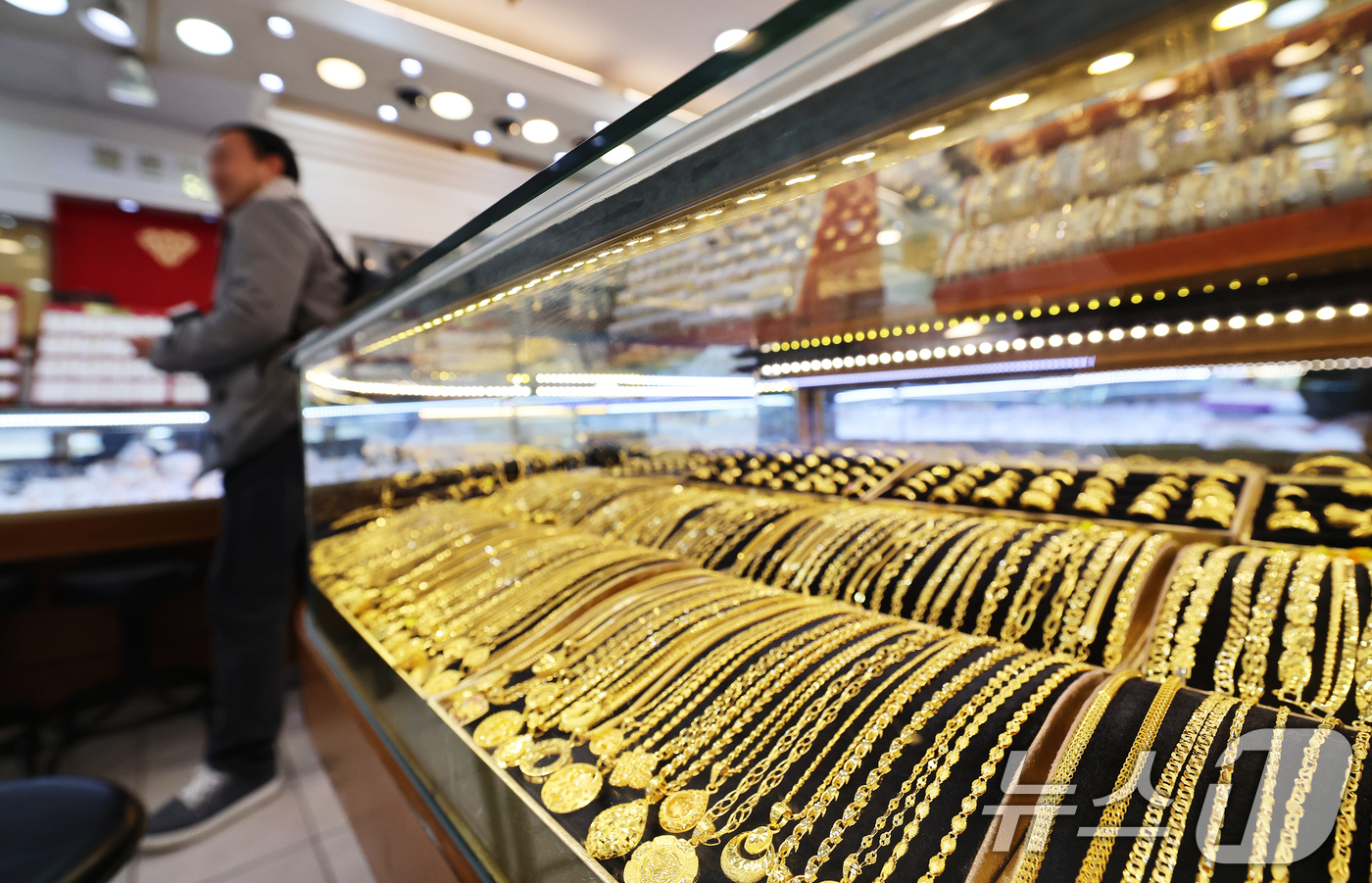 (서울=뉴스1) 오대일 기자 = 도널드 트럼프 미국 행정부가 제롬 파월 미 연방준비제도(Fed) 의장 수사에 나선 가운데 연준의 독립성 우려가 커지면서 금값이 사상 최고치를 경신했 …