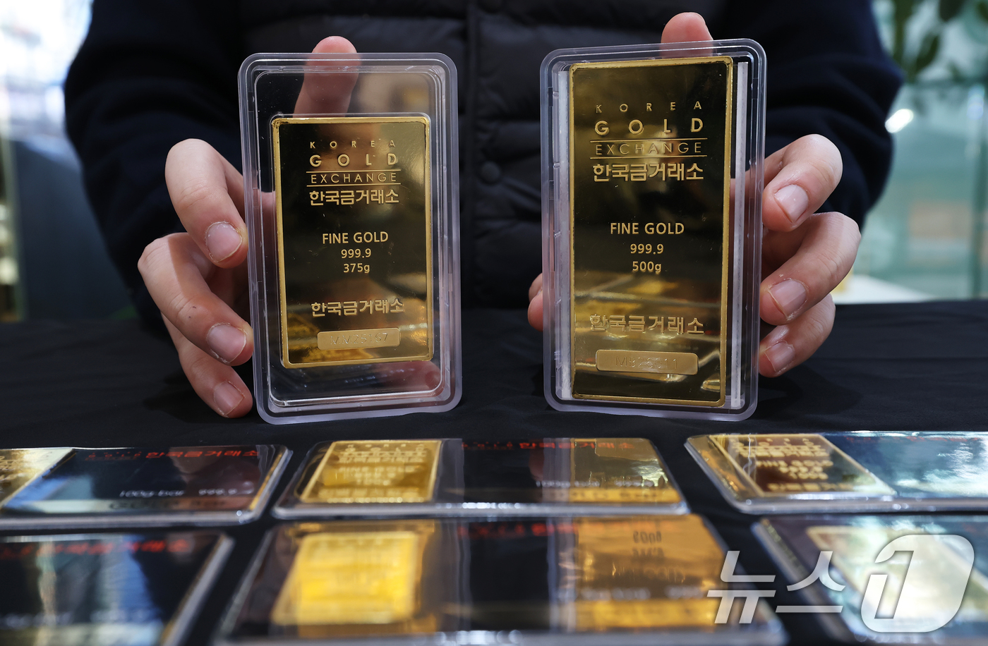 (서울=뉴스1) 오대일 기자 = 도널드 트럼프 미국 행정부가 제롬 파월 미 연방준비제도(Fed) 의장 수사에 나선 가운데 연준의 독립성 우려가 커지면서 금값이 사상 최고치를 경신했 …