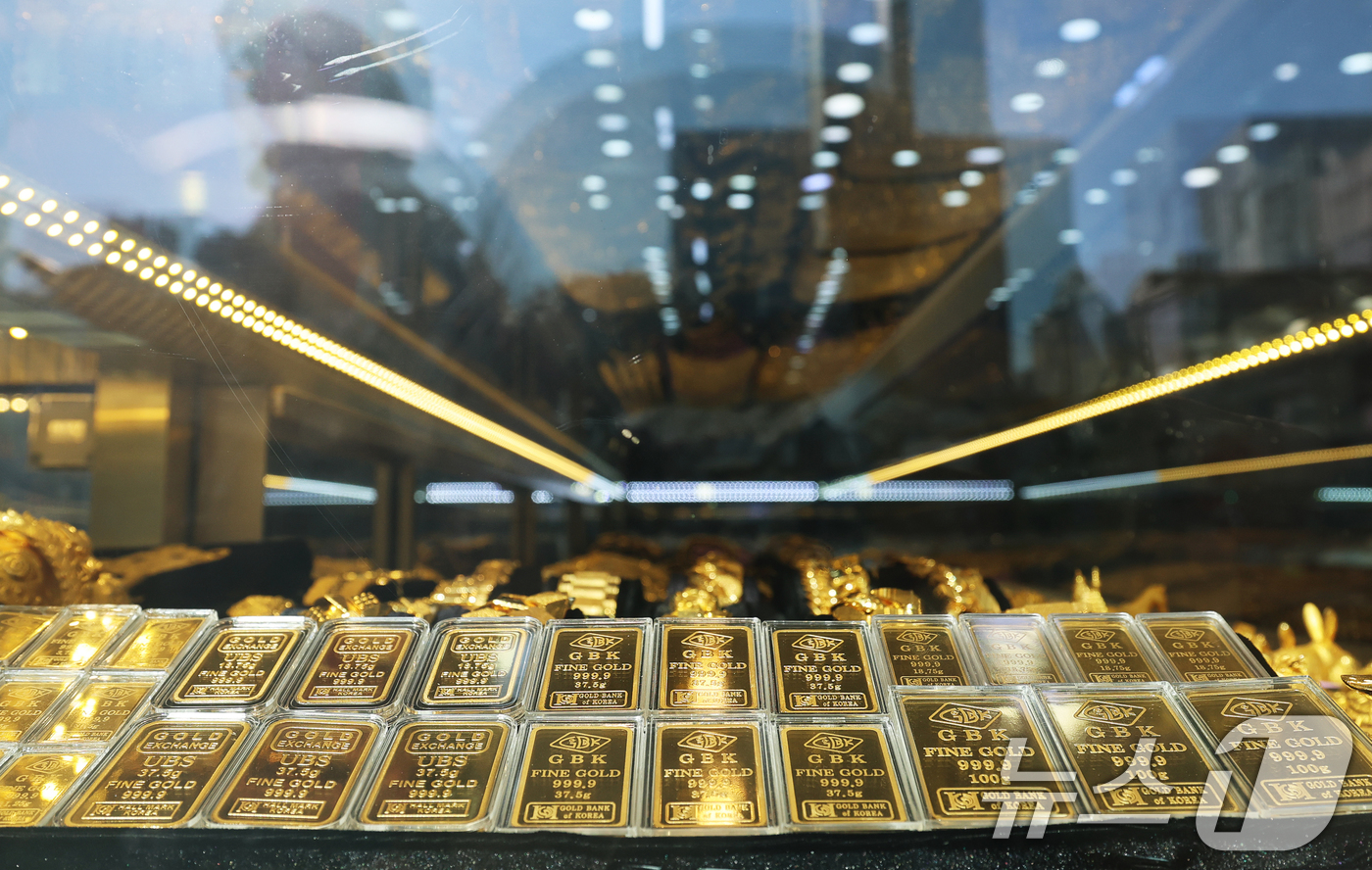 (서울=뉴스1) 오대일 기자 = 도널드 트럼프 미국 행정부가 제롬 파월 미 연방준비제도(Fed) 의장 수사에 나선 가운데 연준의 독립성 우려가 커지면서 금값이 사상 최고치를 경신했 …