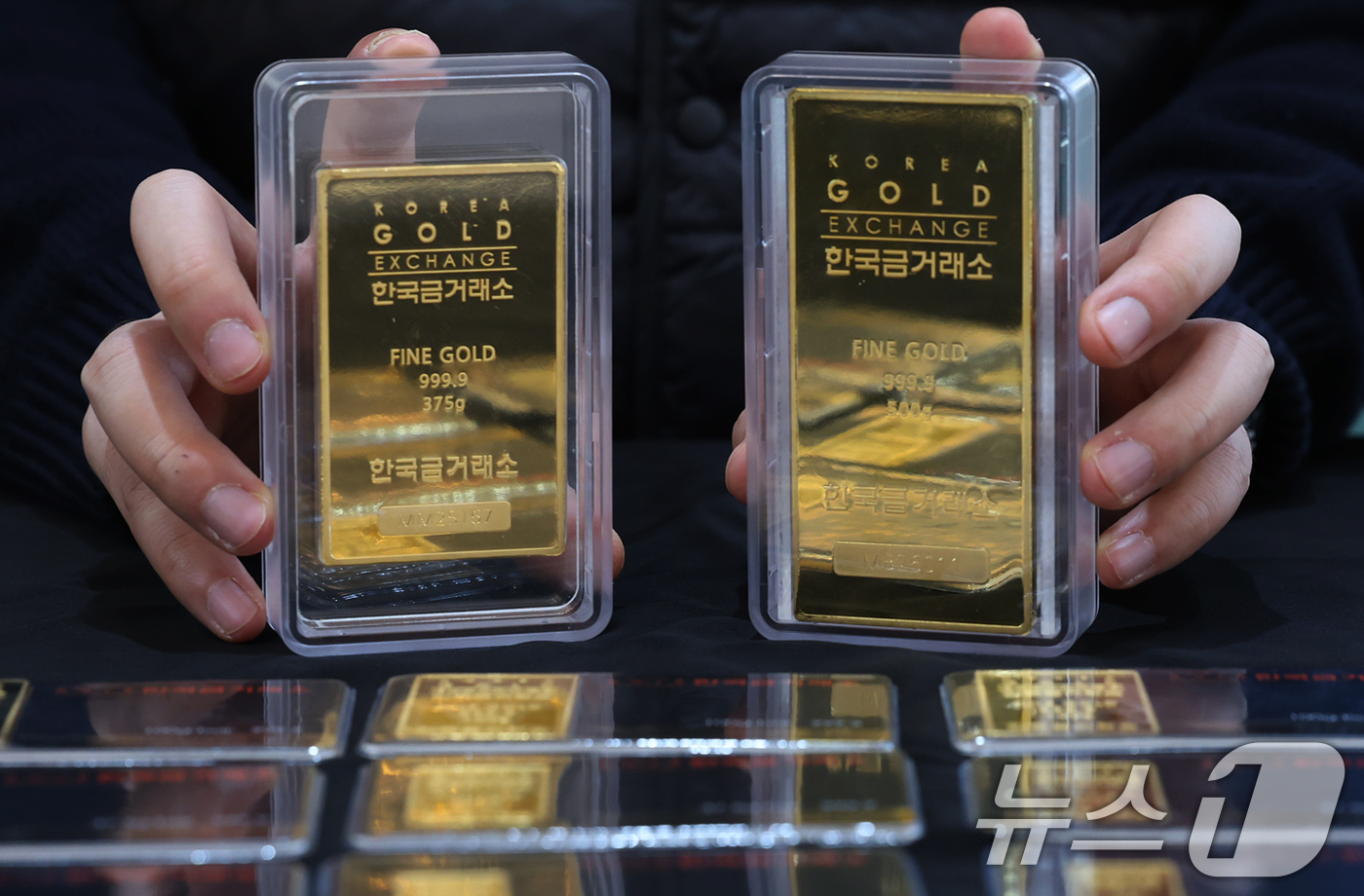 (서울=뉴스1) 오대일 기자 = 도널드 트럼프 미국 행정부가 제롬 파월 미 연방준비제도(Fed) 의장 수사에 나선 가운데 연준의 독립성 우려가 커지면서 금값이 사상 최고치를 경신했 …