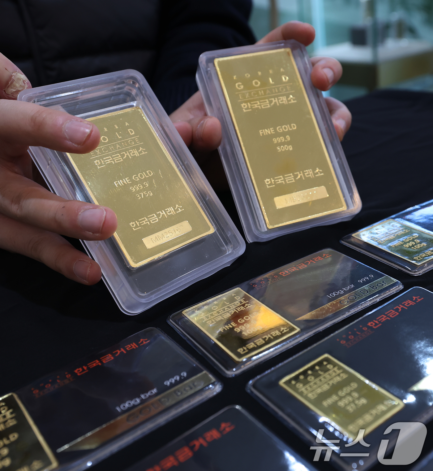 (서울=뉴스1) 오대일 기자 = 도널드 트럼프 미국 행정부가 제롬 파월 미 연방준비제도(Fed) 의장 수사에 나선 가운데 연준의 독립성 우려가 커지면서 금값이 사상 최고치를 경신했 …