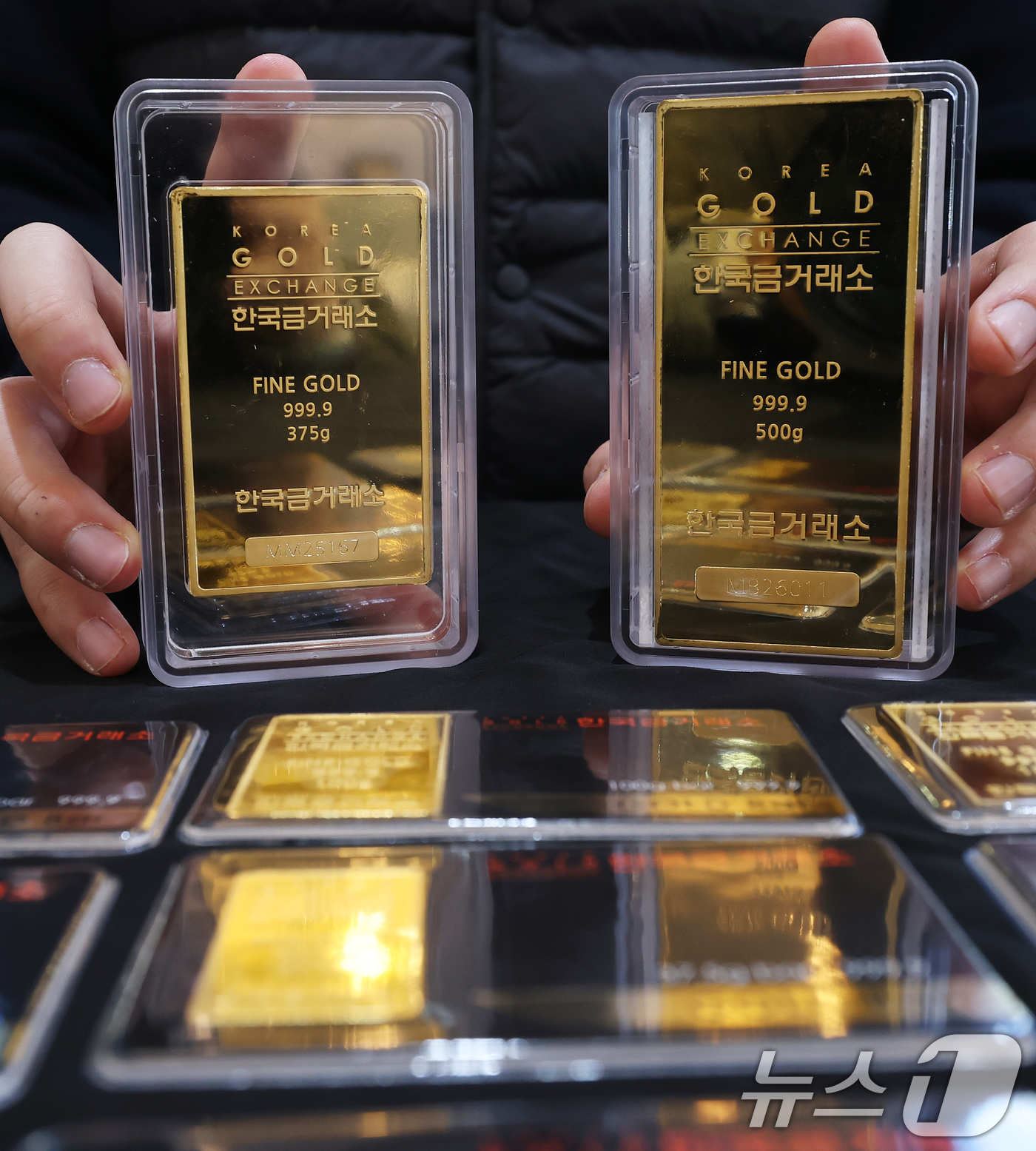 (서울=뉴스1) 오대일 기자 = 도널드 트럼프 미국 행정부가 제롬 파월 미 연방준비제도(Fed) 의장 수사에 나선 가운데 연준의 독립성 우려가 커지면서 금값이 사상 최고치를 경신했 …