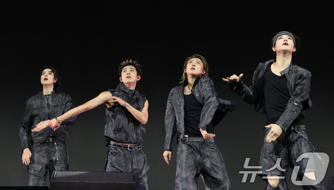 (서울=뉴스1) 권현진 기자 = 그룹 롱샷(LNGSHOT)의 률이 13일 서울 영등포구 명화라이브홀에서 가진 데뷔 EP '샷 콜러스'(SHOT CALLERS) 발매 쇼케이스에서 타 …