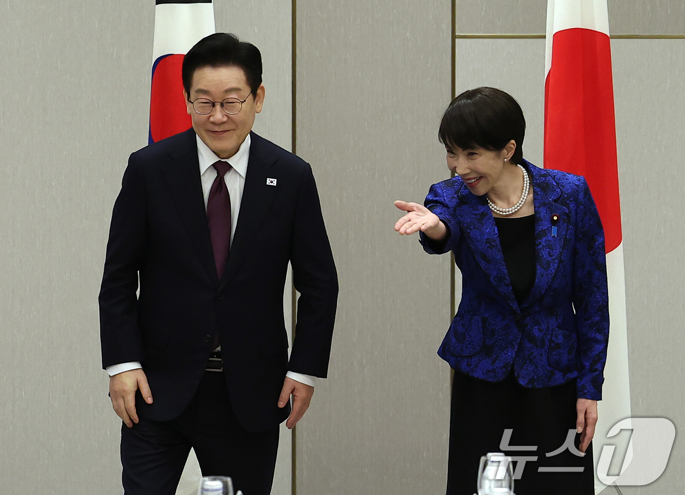 (나라(일본)=뉴스1) 이재명 기자 = 다카이치 사나에 일본 총리가 13일 일본 나라현 회담장에서 열린 한-일 확대 회담에서 이재명 대통령의 자리를 안내하고 있다. 2026.1.1 …