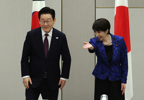 자리 안내하는 다카이치 일본 총리