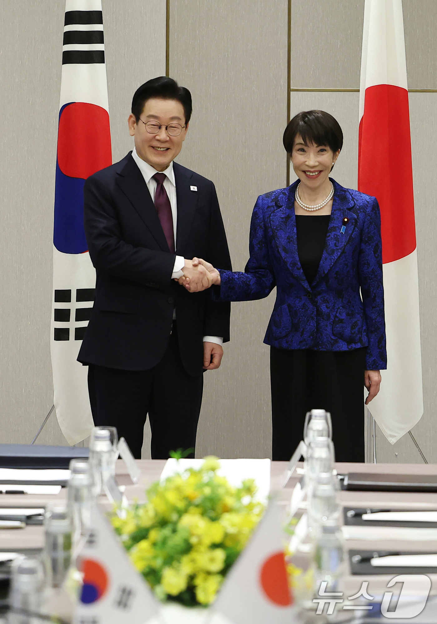 (나라(일본)=뉴스1) 이재명 기자 = 이재명 대통령과 다카이치 사나에 일본 총리가 13일 일본 나라현 회담장에서 열린 확대 회담에 앞서 악수하고 있다. 2026.1.13/뉴스1