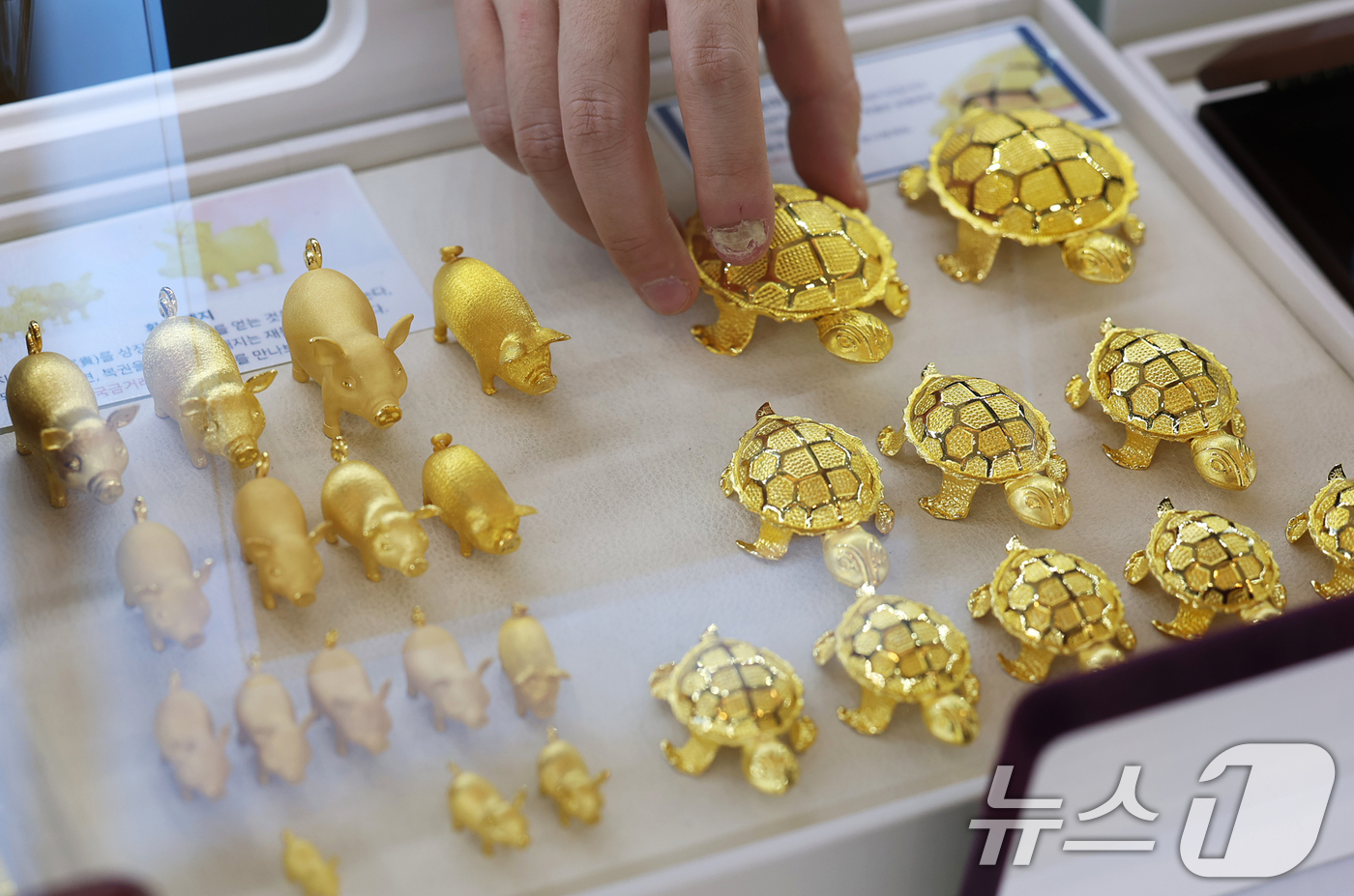 (서울=뉴스1) 오대일 기자 = 도널드 트럼프 미국 행정부가 제롬 파월 미 연방준비제도(Fed) 의장 수사에 나선 가운데 연준의 독립성 우려가 커지면서 금값이 사상 최고치를 경신했 …