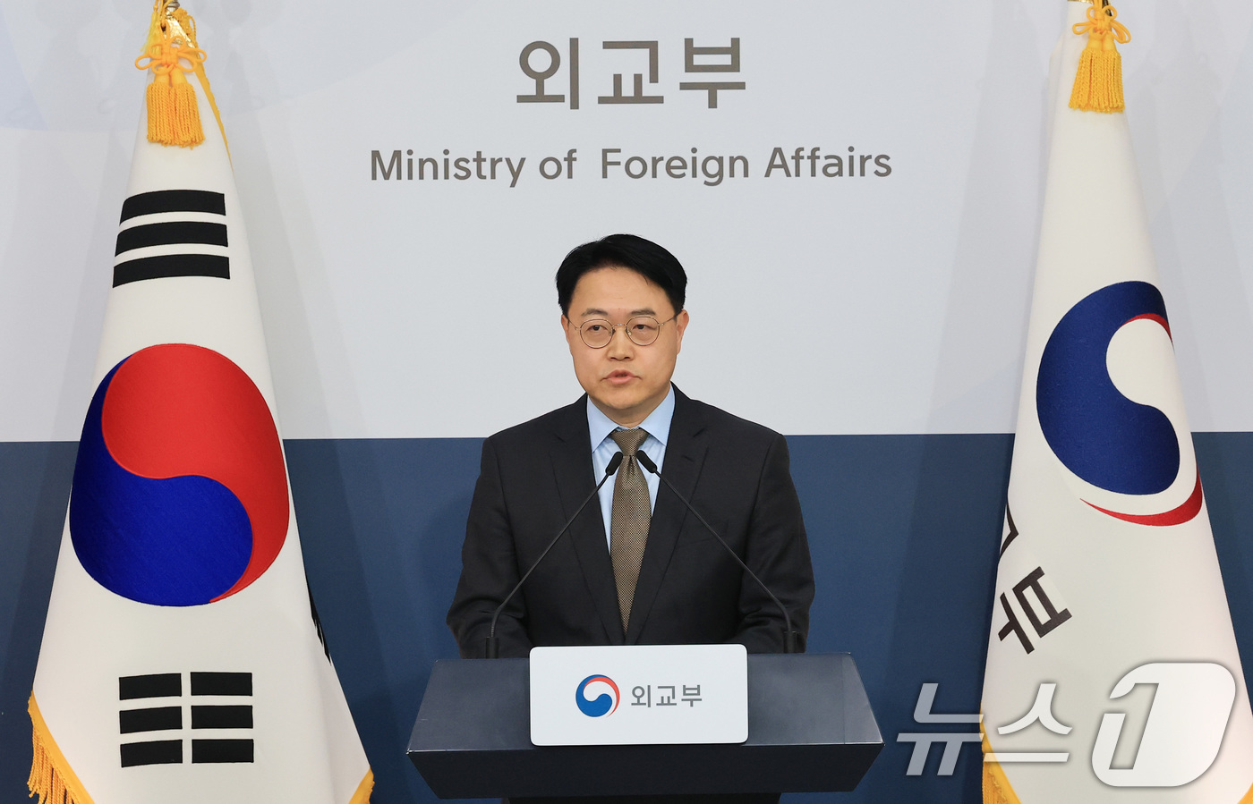(서울=뉴스1) 임세영 기자 = 이문배 외교부 부대변인이 13일 서울 종로구 정부서울청사에서 정례 브리핑을 하고 있다. 2026.1.13/뉴스1