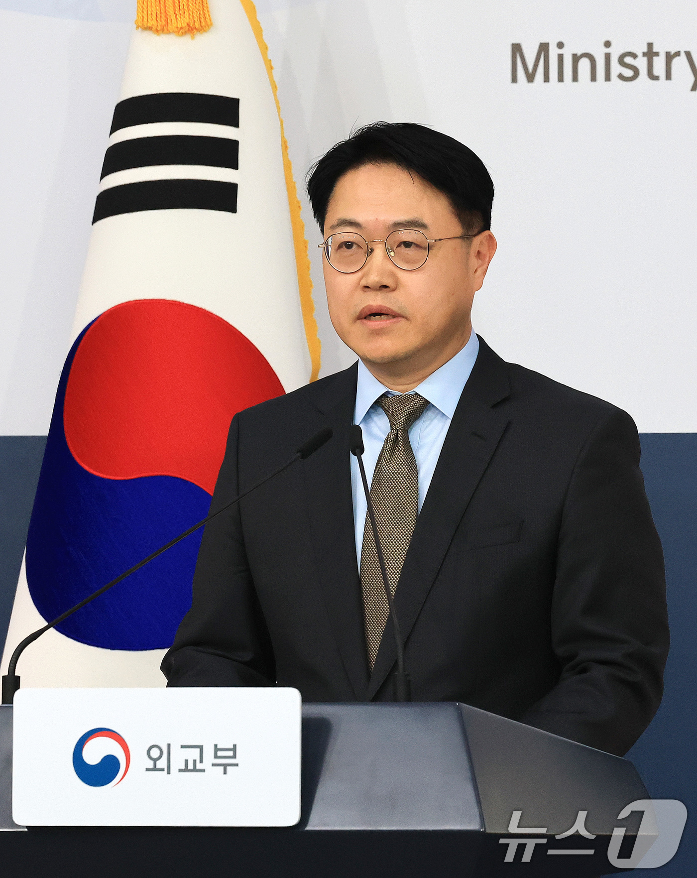 (서울=뉴스1) 임세영 기자 = 이문배 외교부 부대변인이 13일 서울 종로구 정부서울청사에서 정례 브리핑을 하고 있다. 2026.1.13/뉴스1