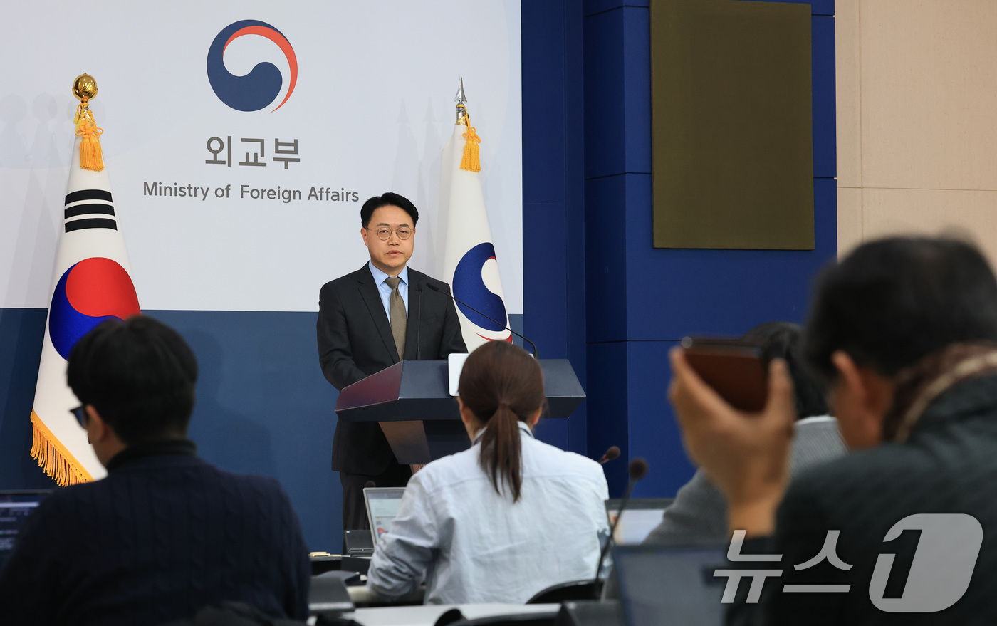 (서울=뉴스1) 임세영 기자 = 이문배 외교부 부대변인이 13일 서울 종로구 정부서울청사에서 정례 브리핑을 하고 있다. 2026.1.13/뉴스1