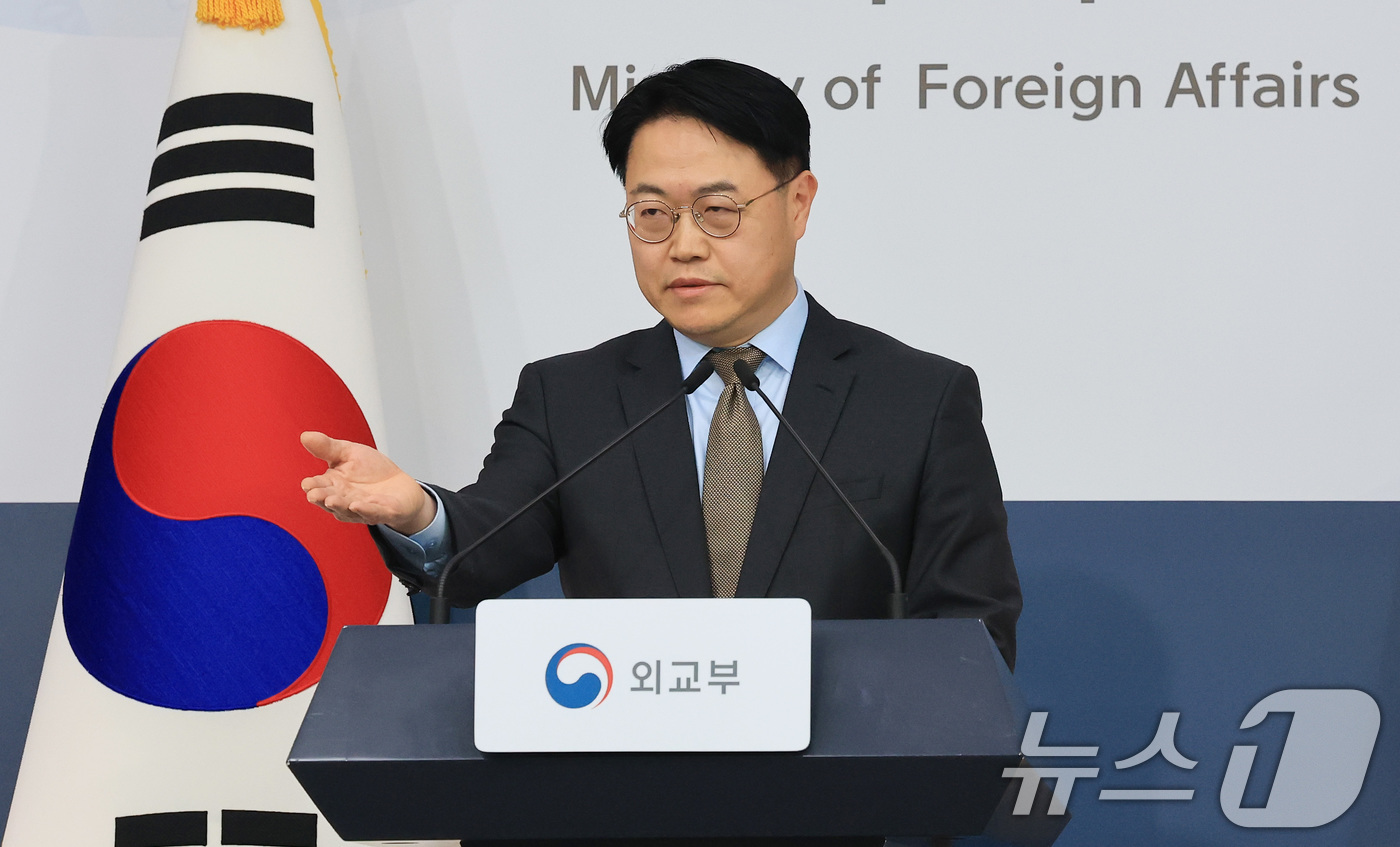 (서울=뉴스1) 임세영 기자 = 이문배 외교부 부대변인이 13일 서울 종로구 정부서울청사에서 열린 정례 브리핑에서 취재진의 질문을 받고 있다. 2026.1.13/뉴스1