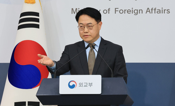 취재진 질문 받는 이문배 외교부 부대변인