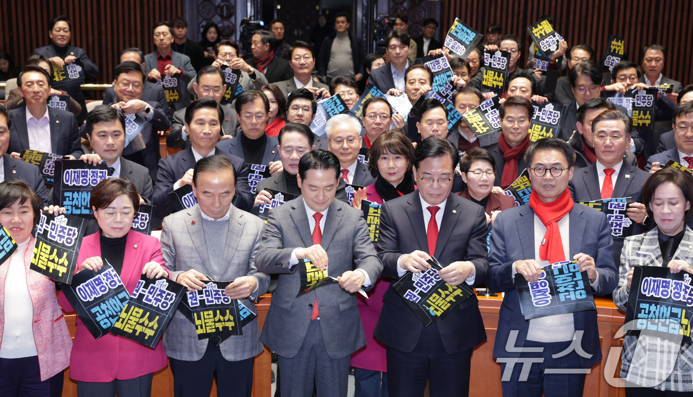 (서울=뉴스1) 신웅수 기자 = 장동혁 국민의힘 대표와 송언석 원내대표가 13일 서울 여의도 국회에서 열린 국회의원·당협위원장 연석회의 및 의원총회에서 공천 헌금·뇌물 수수를 규탄 …