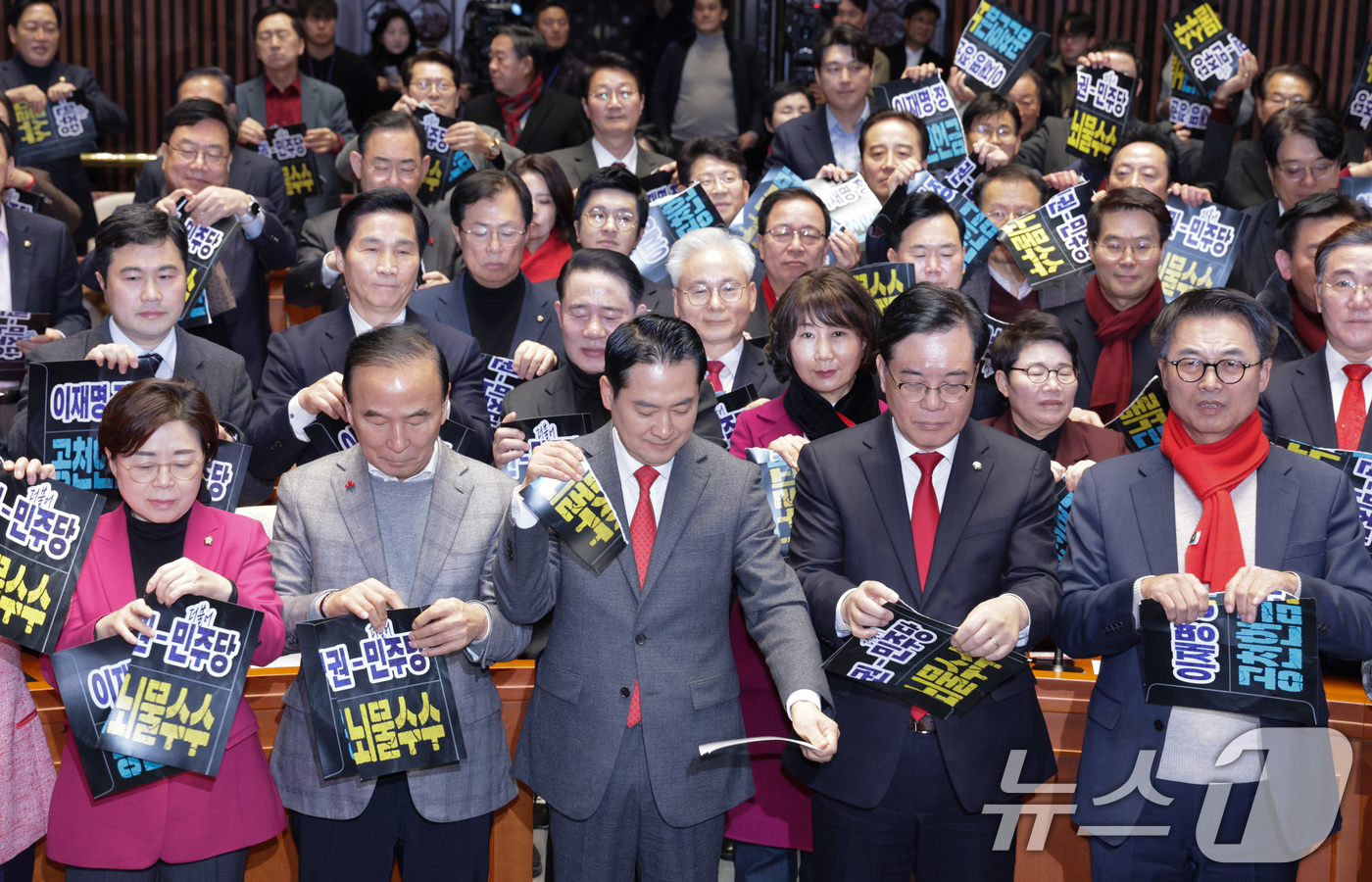 (서울=뉴스1) 신웅수 기자 = 장동혁 국민의힘 대표와 송언석 원내대표가 13일 서울 여의도 국회에서 열린 국회의원·당협위원장 연석회의 및 의원총회에서 공천 헌금·뇌물 수수를 규탄 …