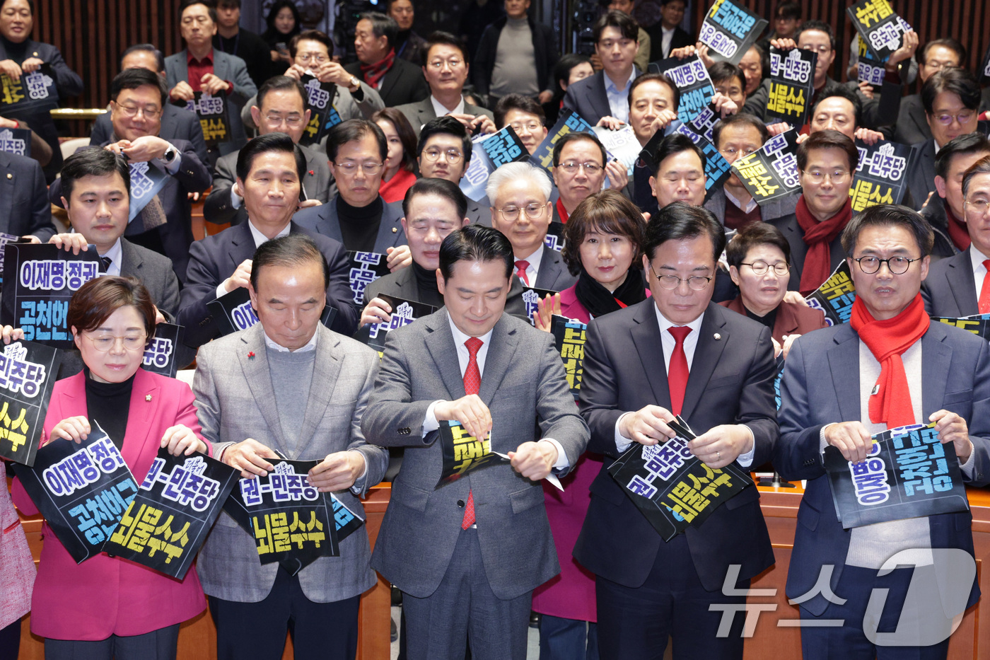 (서울=뉴스1) 신웅수 기자 = 장동혁 국민의힘 대표와 송언석 원내대표가 13일 서울 여의도 국회에서 열린 국회의원·당협위원장 연석회의 및 의원총회에서 공천 헌금·뇌물 수수를 규탄 …