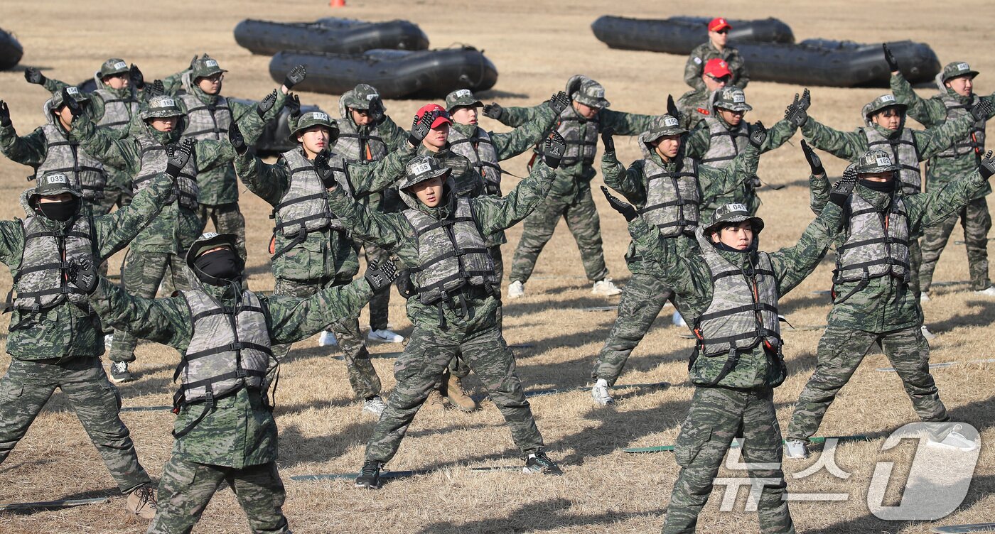 본문 이미지 - 13일 경북 포항 해병대 1사단에서 열린 '2026년 겨울 해병대 캠프' 참가자들이 연병장에서 PT체조를 하고 있다.  2026.1.13/뉴스1 ⓒ News1 공정식 기자