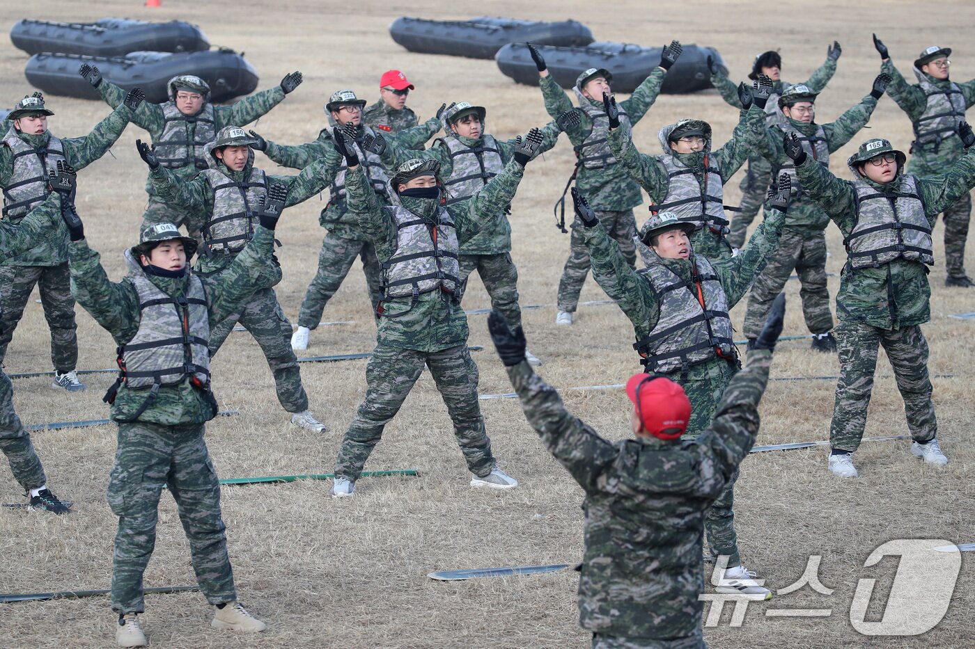 본문 이미지 - 13일 경북 포항 해병대 1사단에서 열린 '2026년 겨울 해병대 캠프' 참가자들이 연병장에서 PT체조를 하고 있다.  2026.1.13/뉴스1 ⓒ News1 공정식 기자