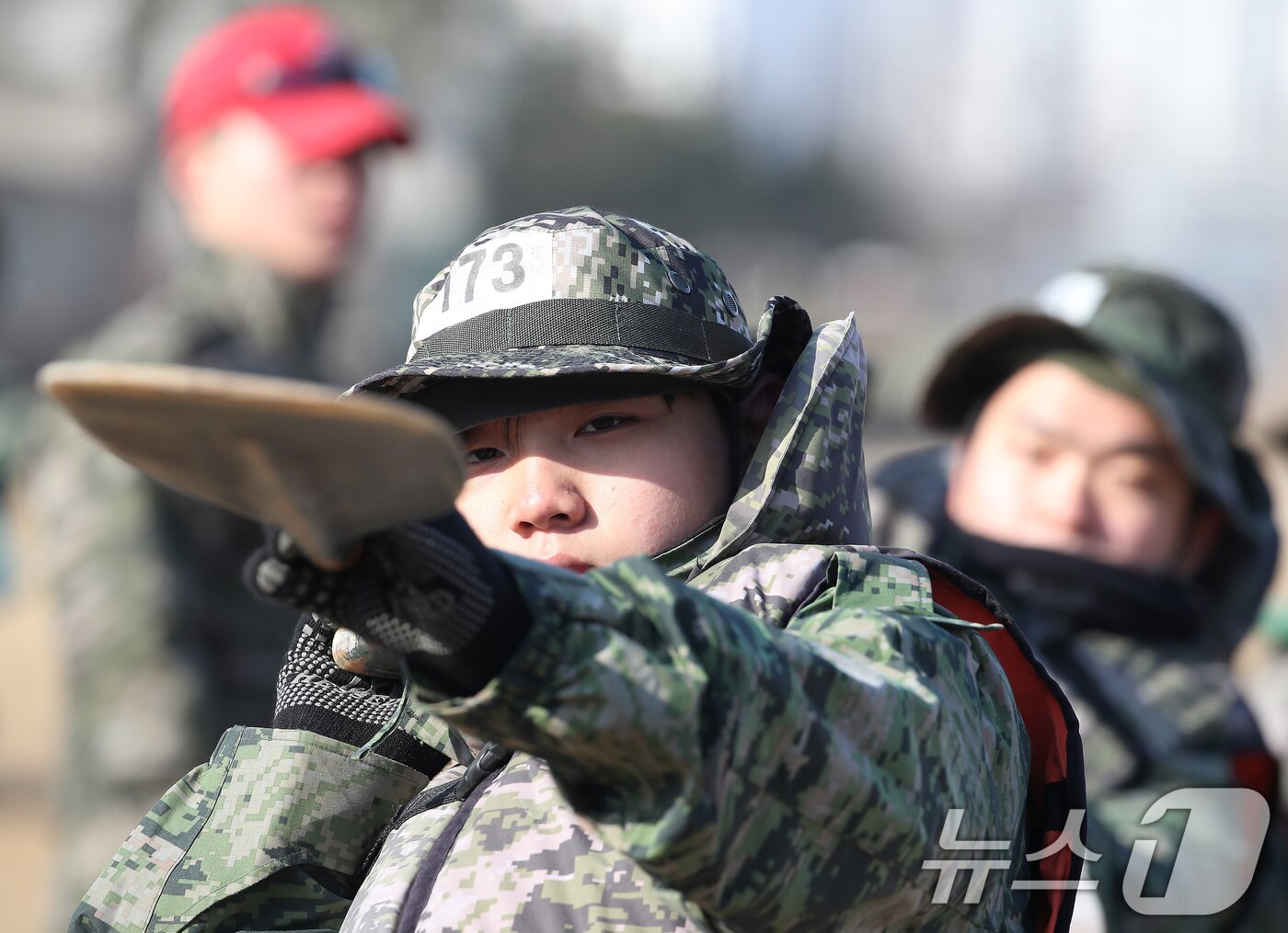 본문 이미지 - 13일 경북 포항 해병대 1사단에서 열린 '2026년 겨울 해병대 캠프' 참가자들이 연병장에서 육상 패들링을 연습하고 있다.  2026.1.13/뉴스1 ⓒ News1 공정식 기자