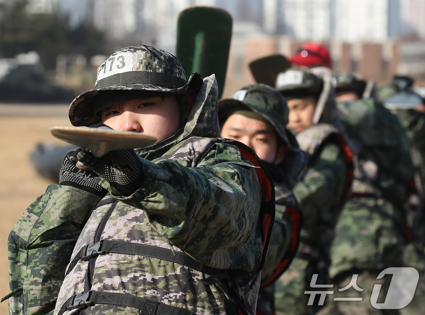 (포항=뉴스1) 공정식 기자 = 13일 경북 포항 해병대 1사단에서 열린 '2026년 겨울 해병대 캠프' 참가자들이 연병장에서 육상 패들링을 연습하고 있다.12일 16일까지 4박 …