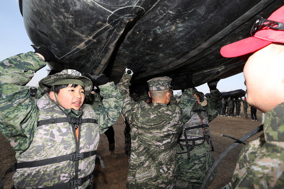 중학생부터 77세까지…포항 해병대 겨울캠프서 '비지땀'