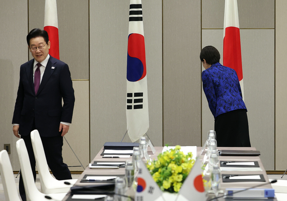 예 표하는 다카이치 일본 총리