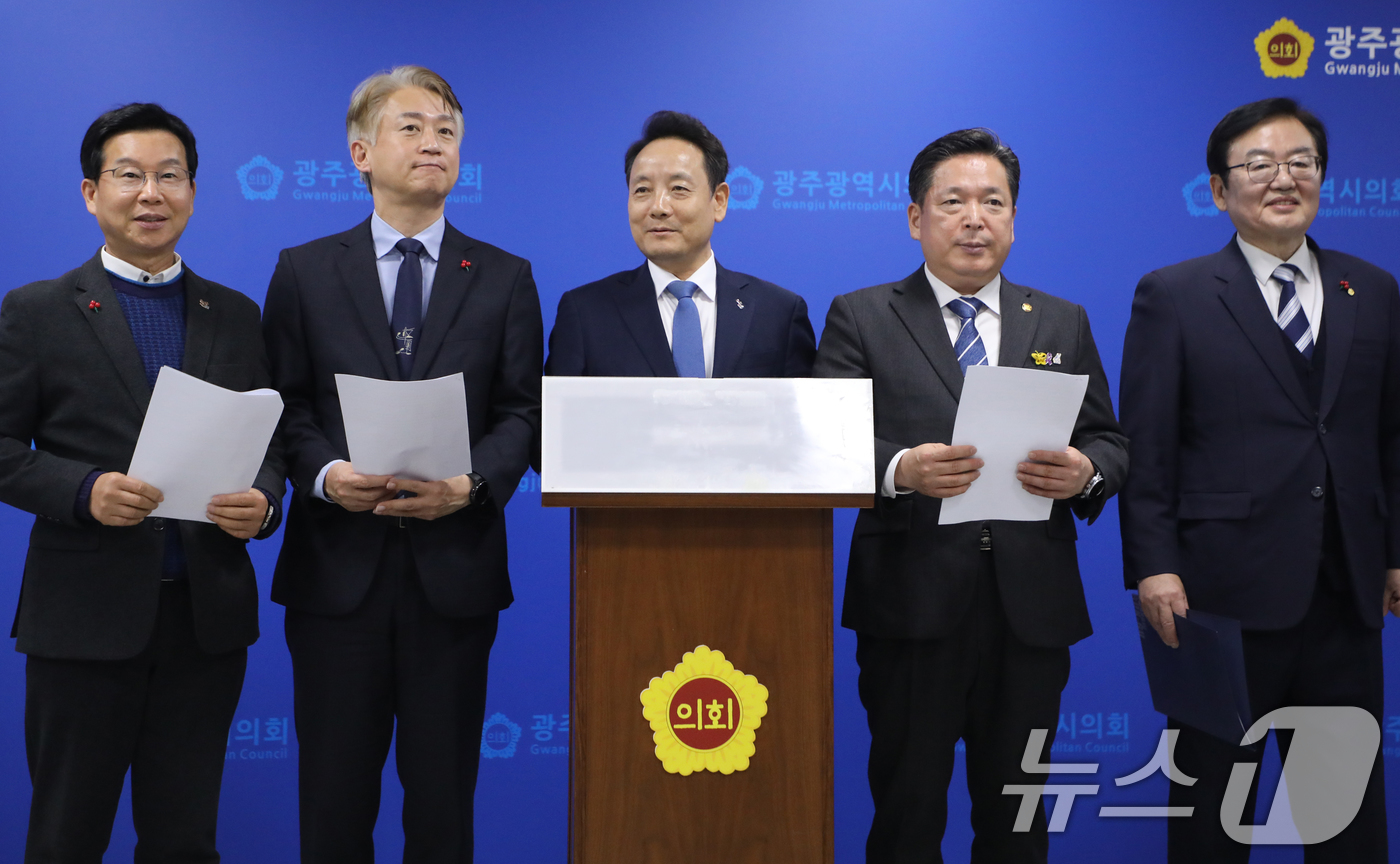 (광주=뉴스1) 이수민 기자 = 광주 5개 구청장들이 13일 광주시의회 브리핑룸에서 광주·전남 행정통합과 관련해 자치구의 입장을 발표하고 있다. 왼쪽부터 박병규 광산구청장, 김이강 …