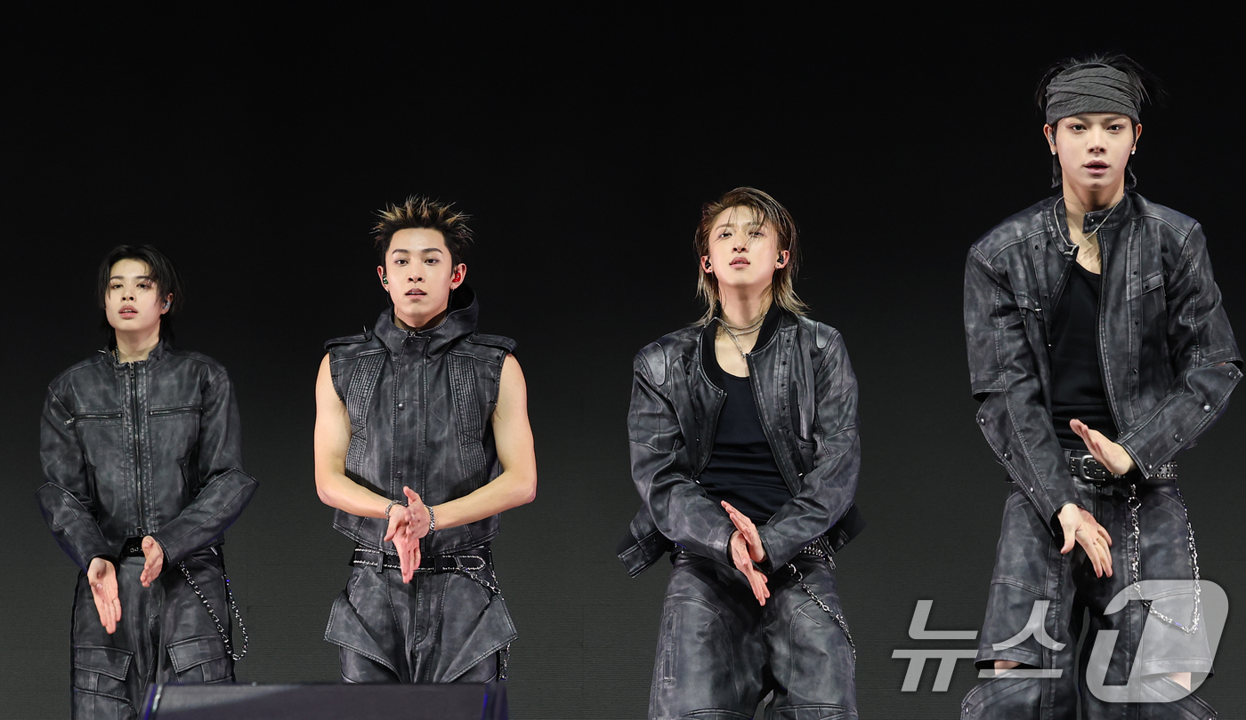 (서울=뉴스1) 권현진 기자 = 그룹 롱샷(LNGSHOT)이 13일 서울 영등포구 명화라이브홀에서 가진 데뷔 EP '샷 콜러스'(SHOT CALLERS) 발매 쇼케이스에서 타이틀 …