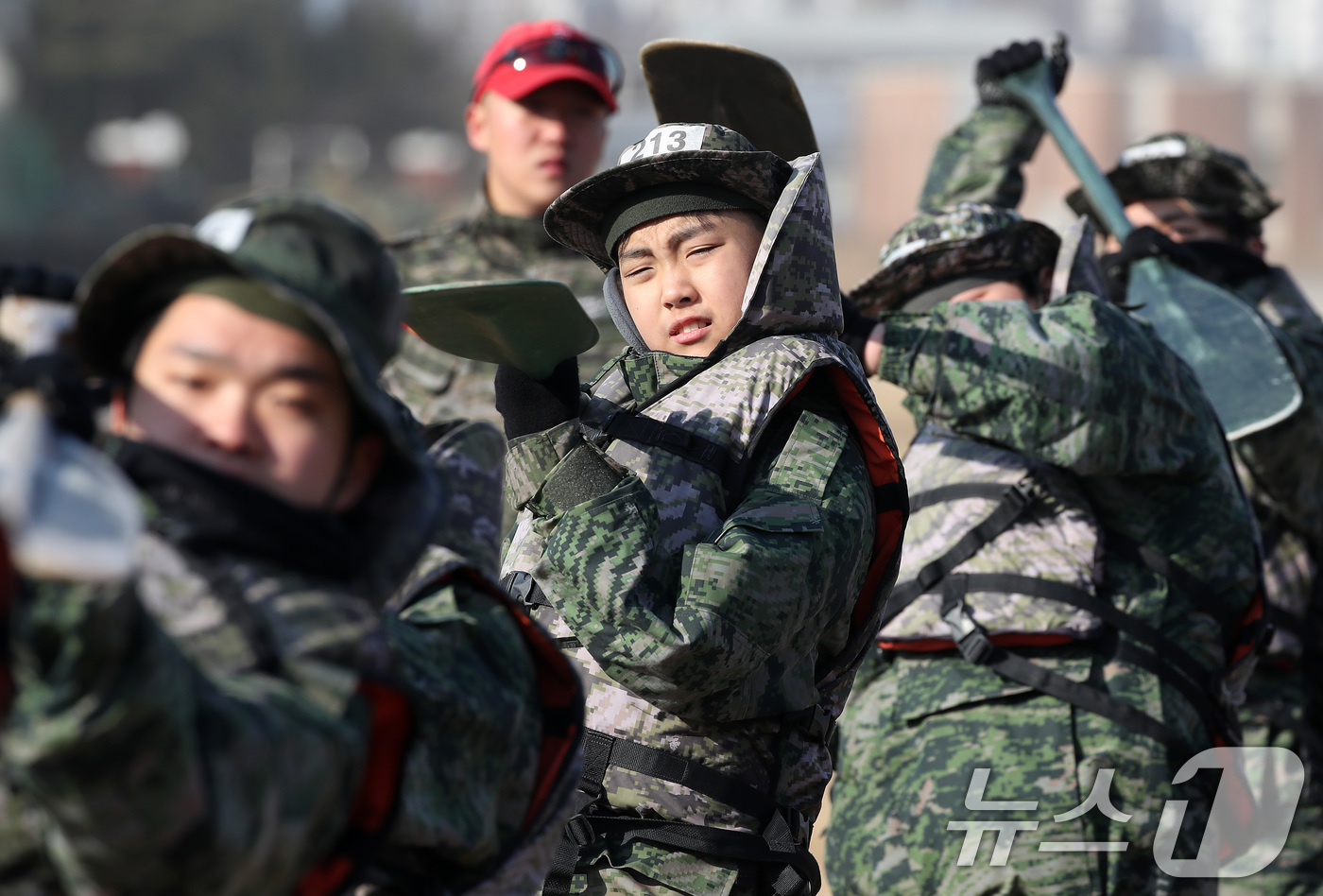 (포항=뉴스1) 공정식 기자 = 13일 경북 포항 해병대 1사단에서 열린 '2026년 겨울 해병대 캠프' 참가자들이 연병장에서 육상 패들링을 연습하고 있다.12일 16일까지 4박 …