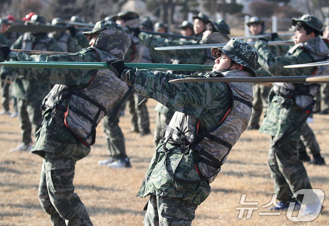 본문 이미지 - 13일 경북 포항 해병대 1사단에서 열린 '2026년 겨울 해병대 캠프' 참가자들이 연병장에서 육상 패들링을 연습하고 있다.  2026.1.13/뉴스1 ⓒ News1 공정식 기자