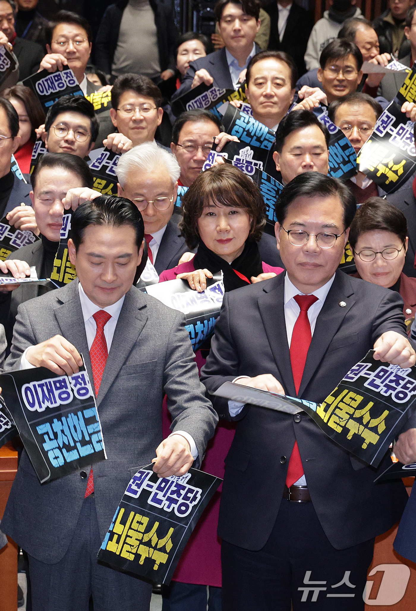 (서울=뉴스1) 신웅수 기자 = 장동혁 국민의힘 대표와 송언석 원내대표가 13일 서울 여의도 국회에서 열린 국회의원·당협위원장 연석회의 및 의원총회에서 공천 헌금·뇌물 수수를 규탄 …