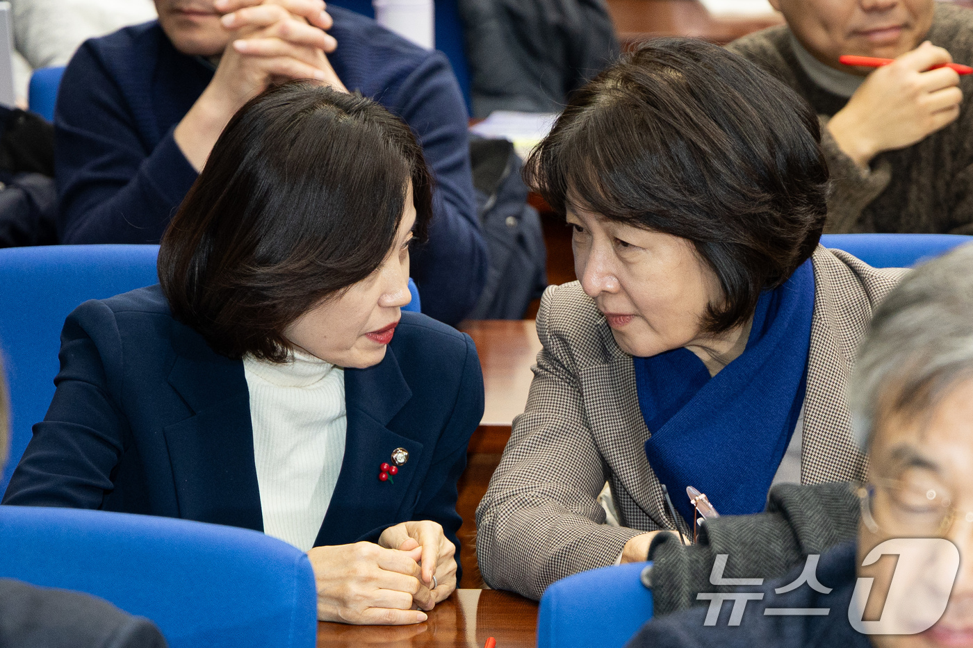 (서울=뉴스1) 유승관 기자 = 추미애 국회 법제사법위원장과 박은정 조국혁신당 의원이 13일 서울 여의도 국회도서관에서 열린 바람직한 검찰개혁을 위한 긴급토론회에서 대화하고 있다. …