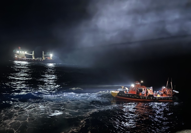 울릉도 인근 해상 러 화물선 표류…해경, 16시간 사투로 충돌 막아