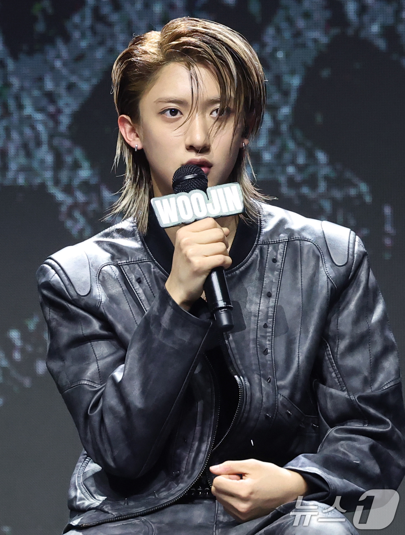 (서울=뉴스1) 권현진 기자 = 그룹 롱샷(LNGSHOT)의 우진이 13일 서울 영등포구 명화라이브홀에서 가진 데뷔 EP '샷 콜러스'(SHOT CALLERS) 발매 쇼케이스에서 …